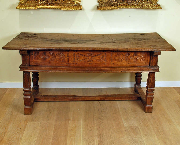 Rare 17th Century Spanish Chestnut Knee-hole Desk / Table For Sale 1