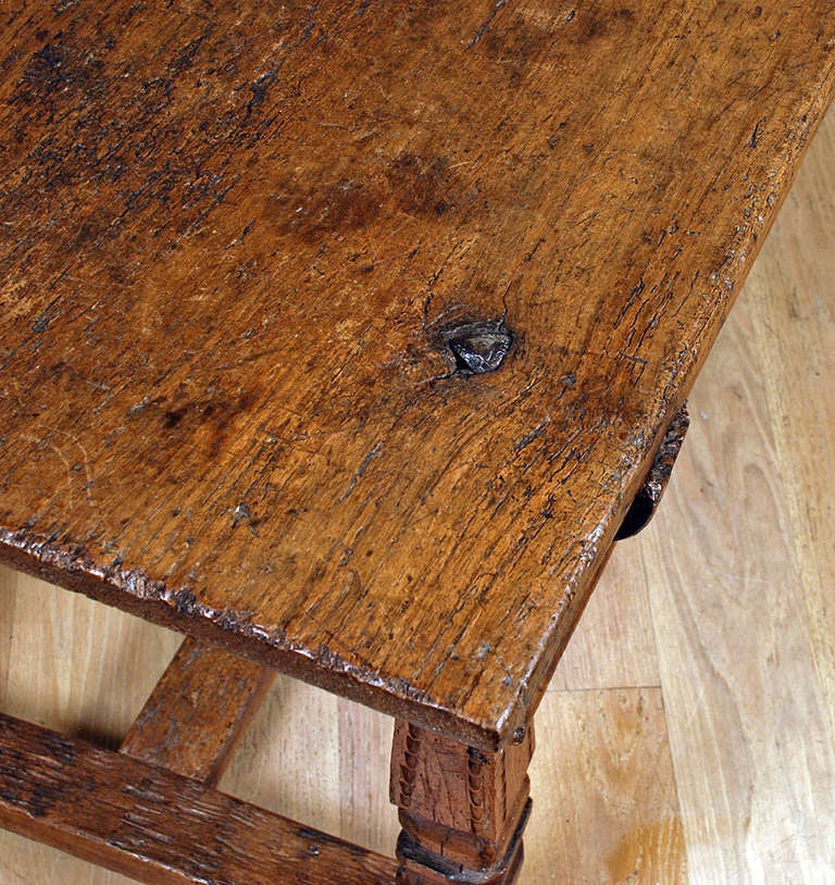 Rare 17th Century Spanish Chestnut Knee-hole Desk / Table For Sale 3
