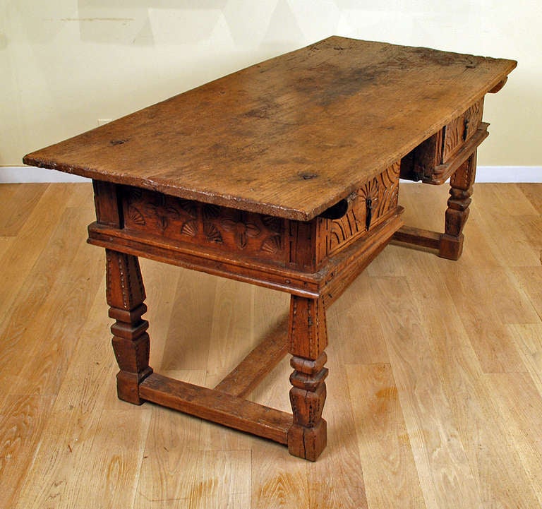 Rare 17th Century Spanish Chestnut Knee-hole Desk / Table In Excellent Condition For Sale In San Francisco, CA