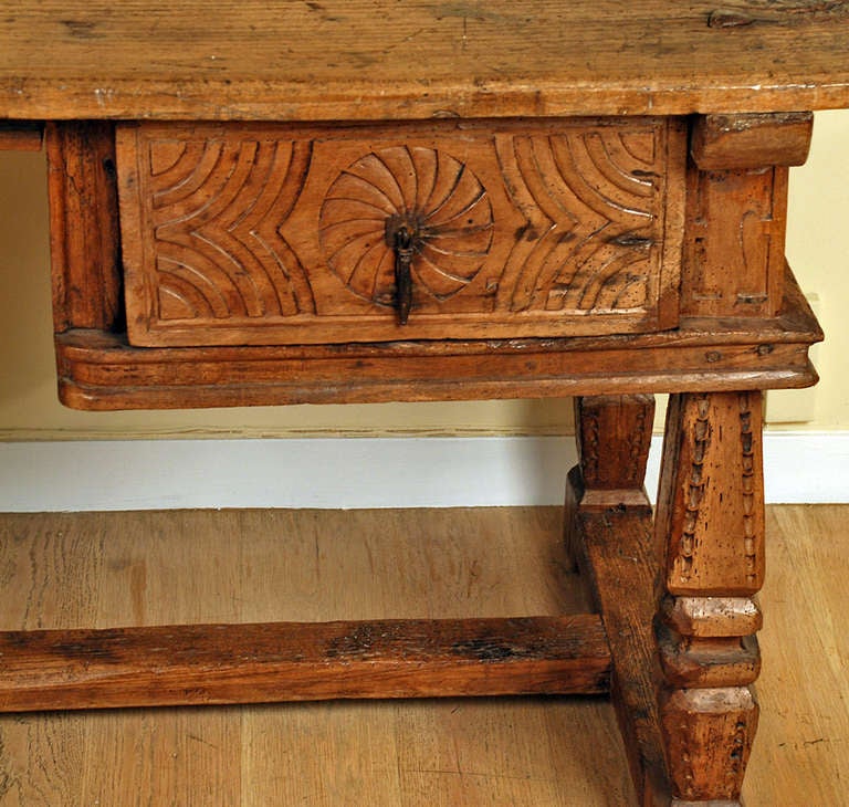 Rare 17th Century Spanish Chestnut Knee-hole Desk / Table For Sale 4