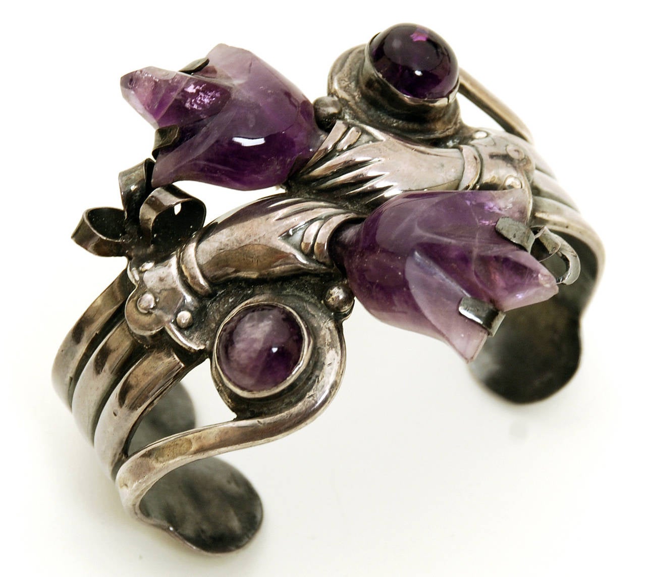 A superb vinage Mexican silver cuff bracelet -- decorated with carved and cabochon amethyst gemstones. Marked 'Silver Mexico'. Circa 1930's / 40's. 

Dimensions: bracelet will fit up to 7