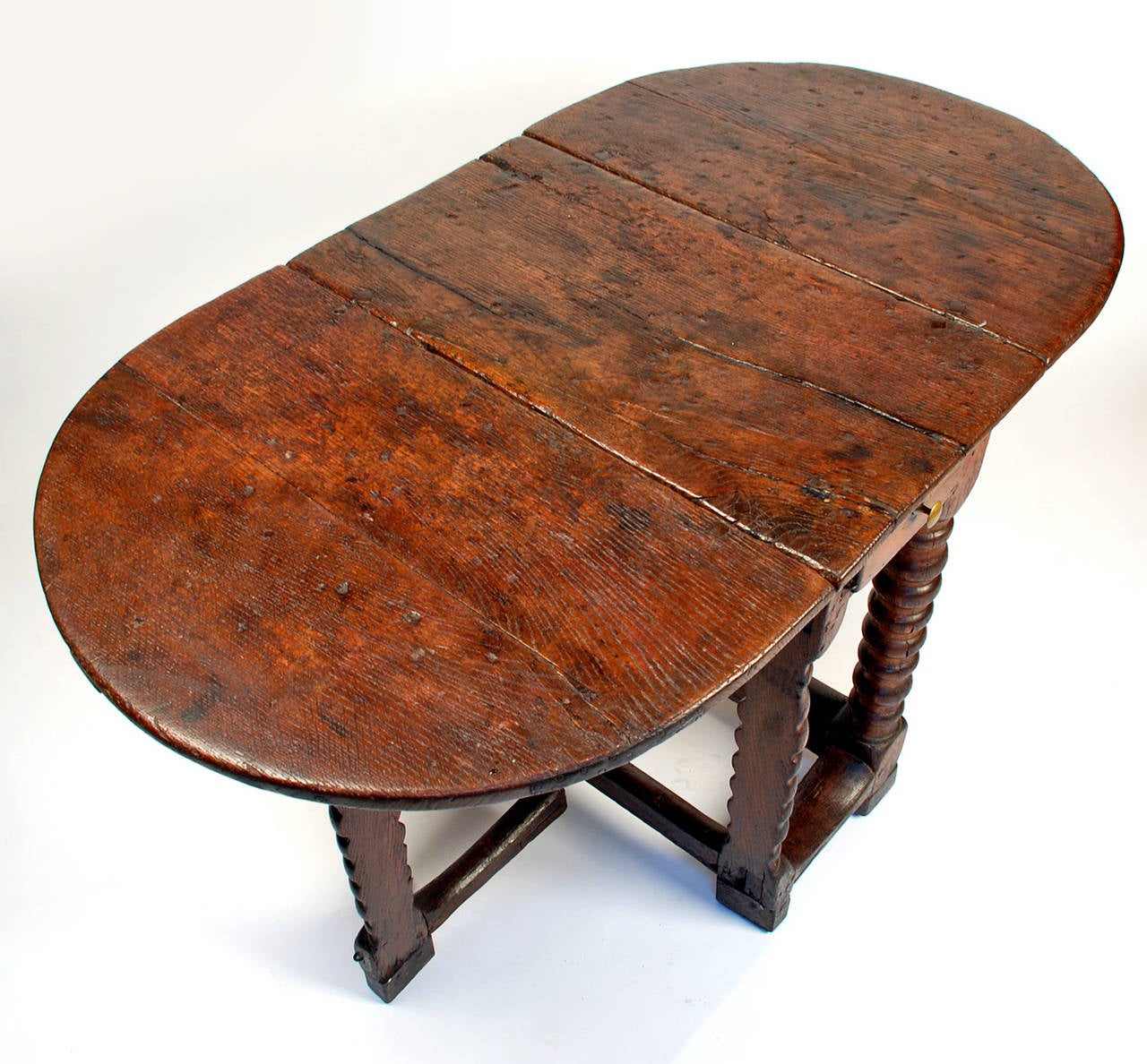 Rare Early Spanish Chestnut Gate-Leg Table In Excellent Condition For Sale In San Francisco, CA