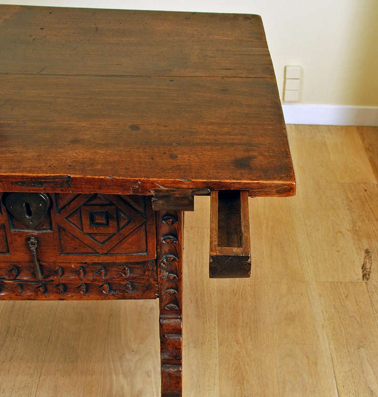 A Good 18th Century Spanish Baroque Walnut Table For Sale 5