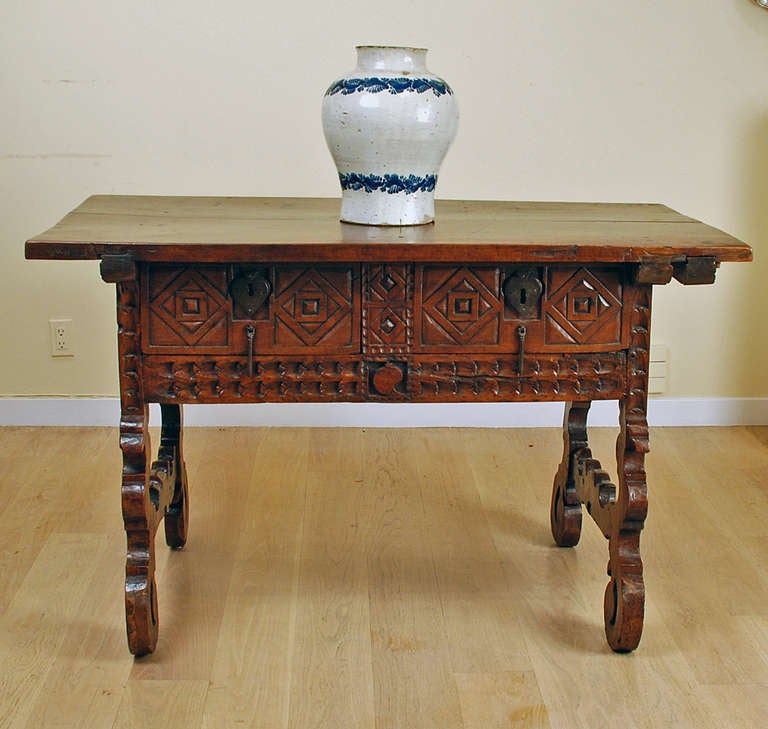 A Good 18th Century Spanish Baroque Walnut Table For Sale 2