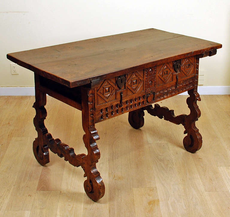 A Good 18th Century Spanish Baroque Walnut Table For Sale 3
