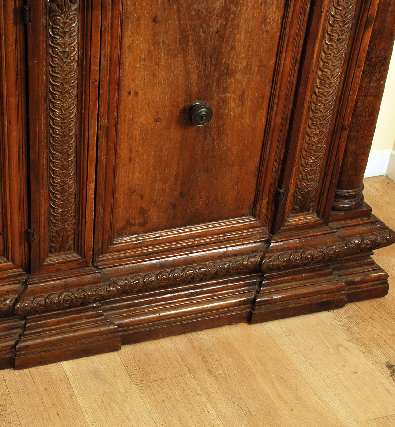 Important 17th Century Italian Baroque Walnut Credenza For Sale 2