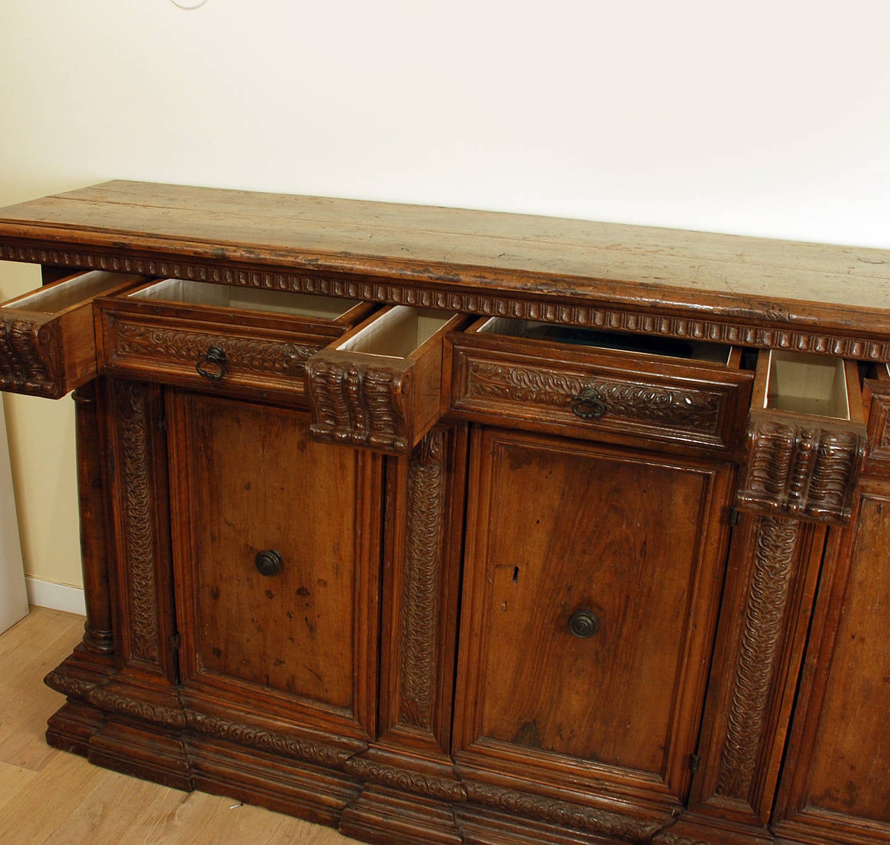 Important 17th Century Italian Baroque Walnut Credenza For Sale 3