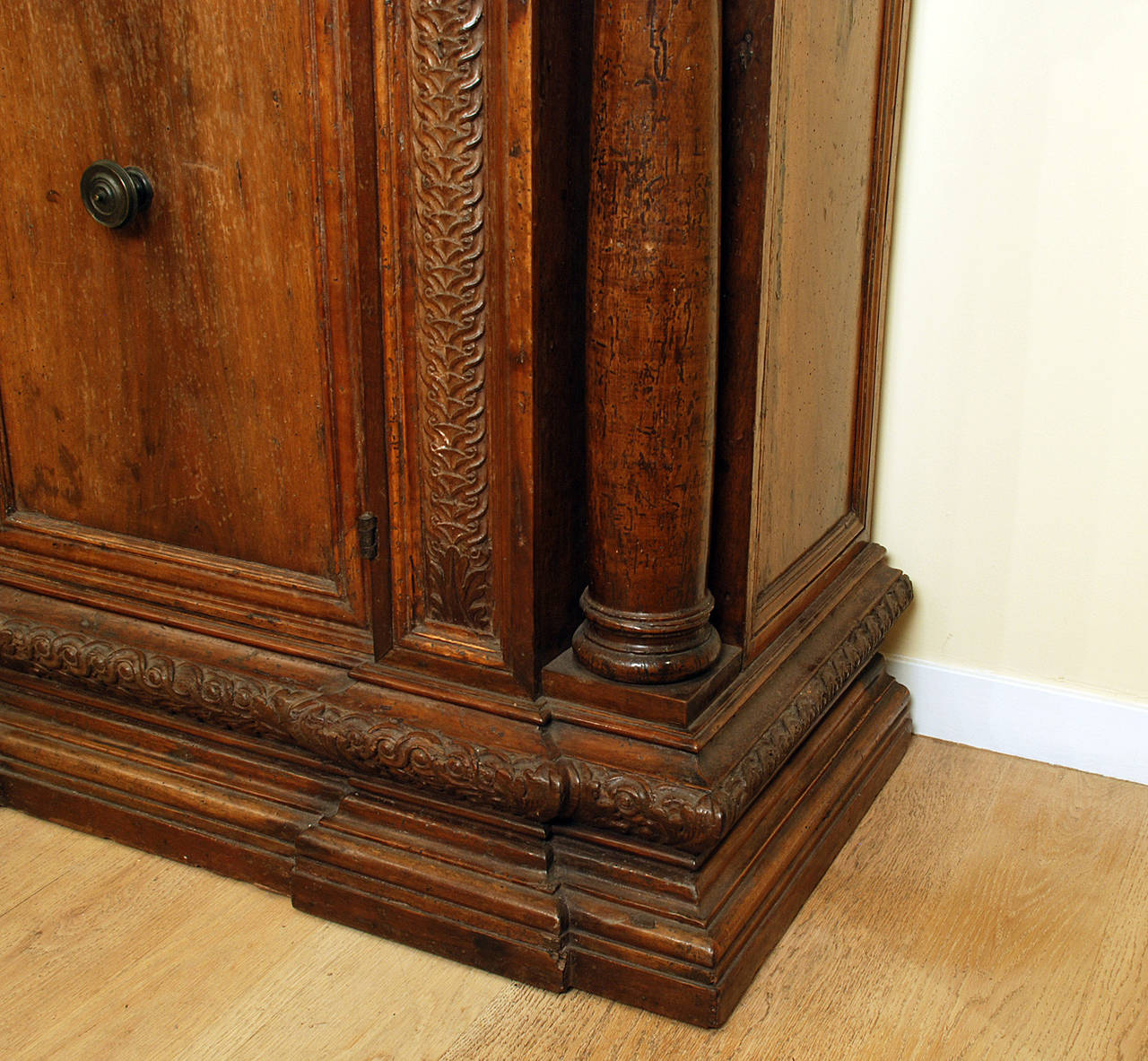 Important 17th Century Italian Baroque Walnut Credenza For Sale 5