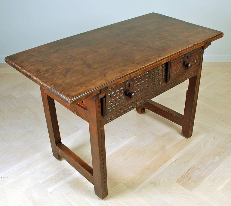 A Good 18th Century Spanish Baroque Period Walnut Table In Excellent Condition For Sale In San Francisco, CA