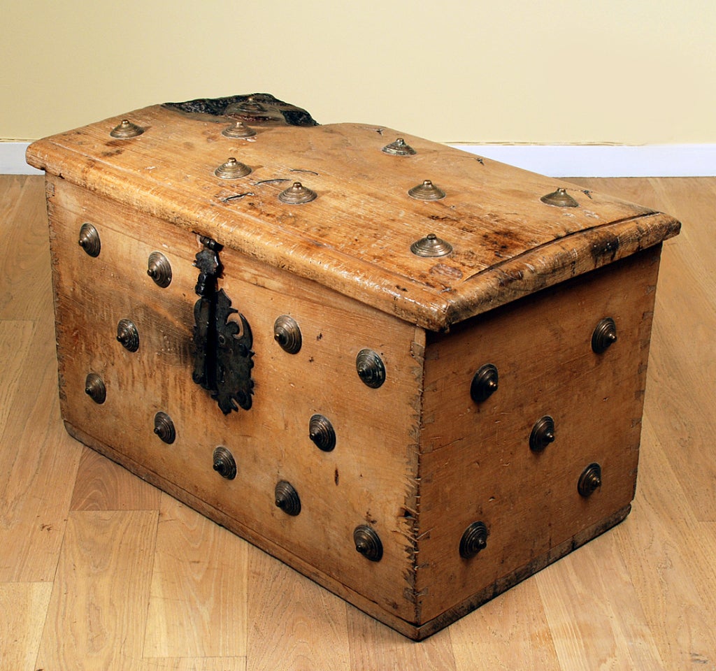 A stunning 18th century Spanish colonial arcon from Mexico - in white cedar with large brass studs, 'pato de gallo' dovetail joinery (rooster's feet) and original iron hardware. The lid with a wonderful old burn mark, most likely the result of an