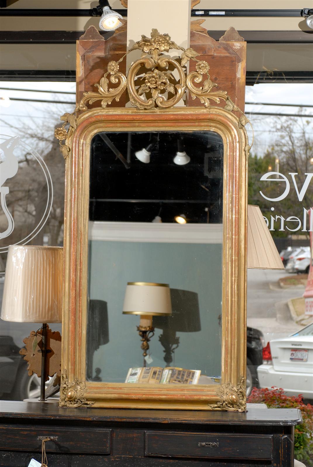 French Gilt Mirror with Crest In Excellent Condition In Atlanta, GA