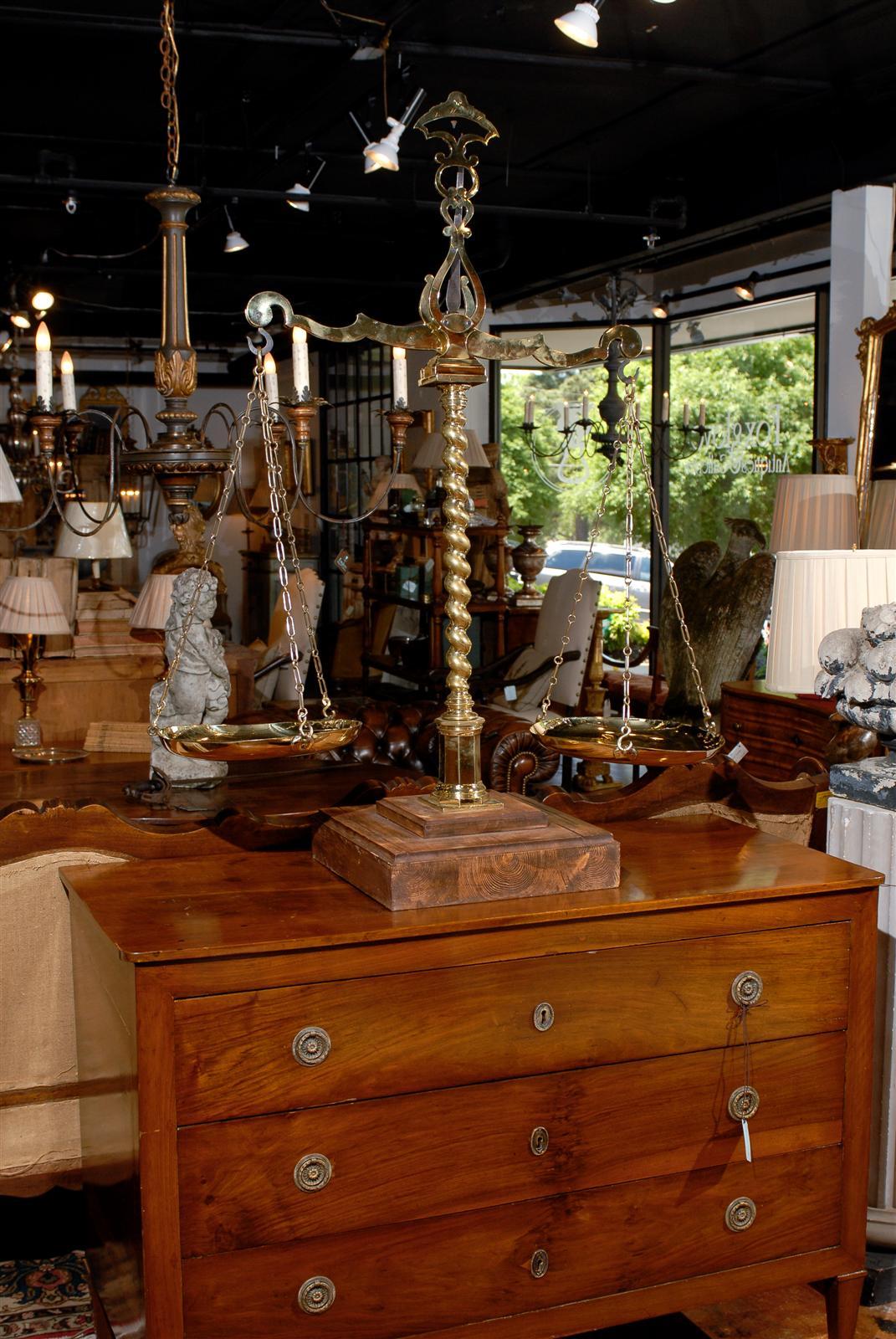 Italian 1820s Polished Brass Balance Scale with Solomonic Column In Excellent Condition In Atlanta, GA