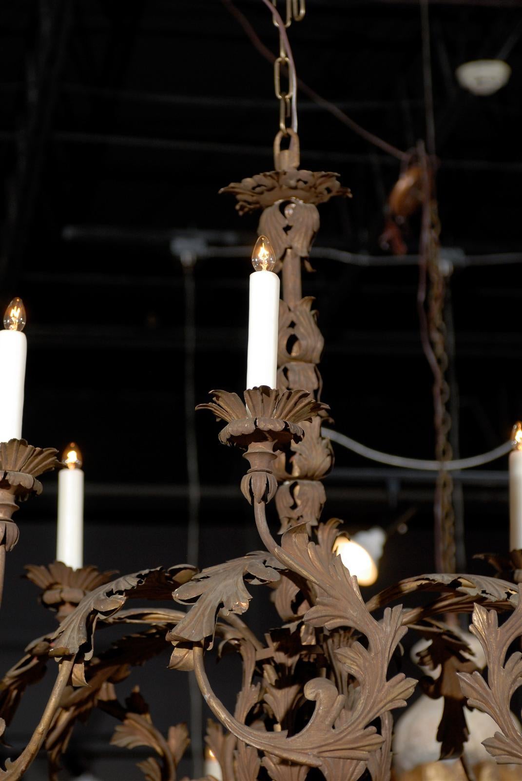 Italian 1890s Wrought Iron Eight-Light Chandelier with Scrolling Acanthus Leaves (Schmiedeeisen) im Angebot
