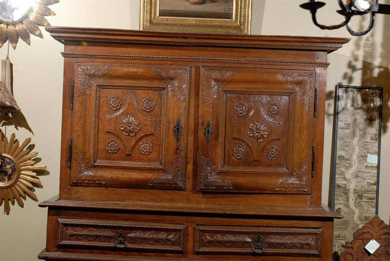Early 17th Century French Walnut Buffet à Deux Corps 3