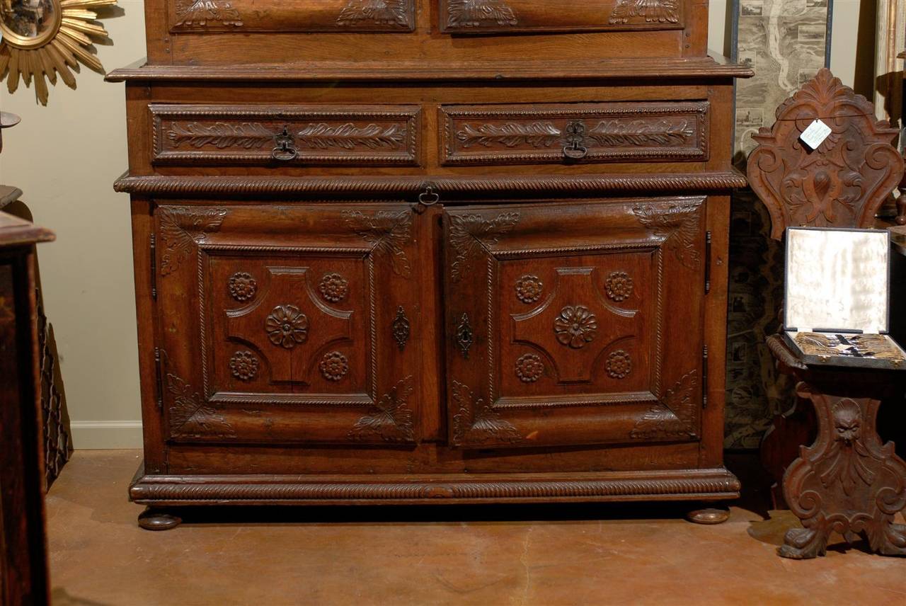 Early 17th Century French Walnut Buffet à Deux Corps 5