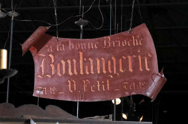 A French boulangerie metal trade sign with rusted finish from the 19th century. This French trade sign once hung outside a French bakery (boulangerie) called ‘à la bonne Brioche’. Advertising the quality of monsieur Petit’s amazing viennoiseries