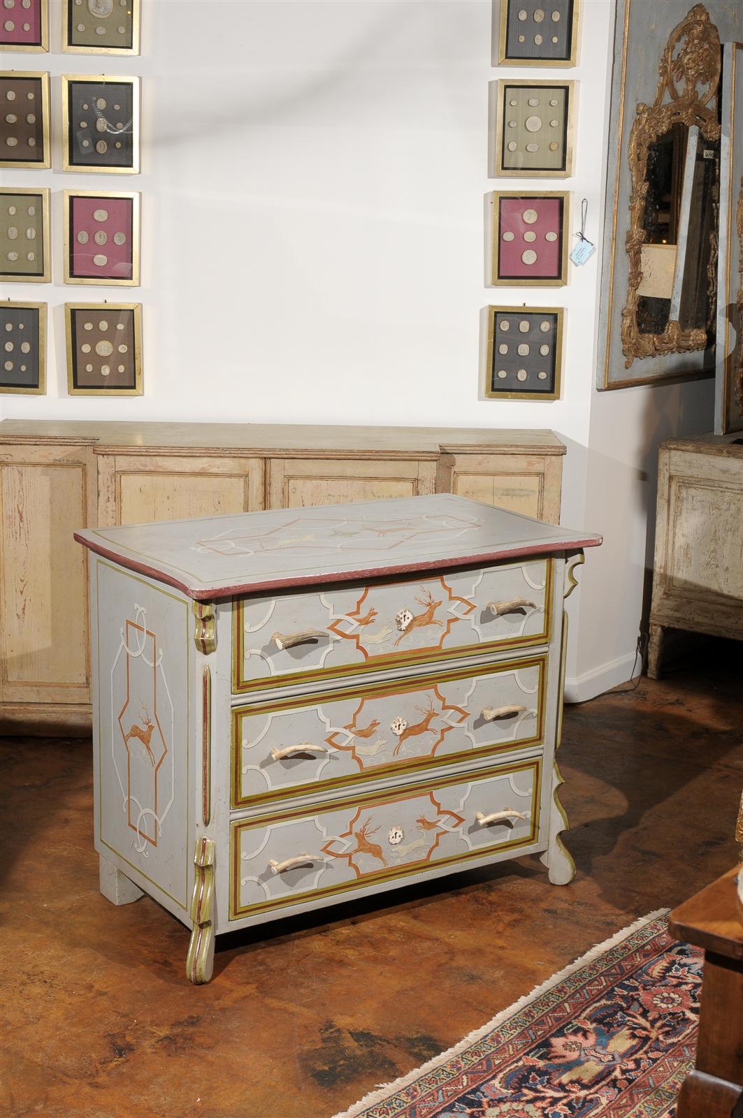 English 1900s Stags and Dogs Painted Three-Drawer Commode with Antlers Handles In Excellent Condition In Atlanta, GA