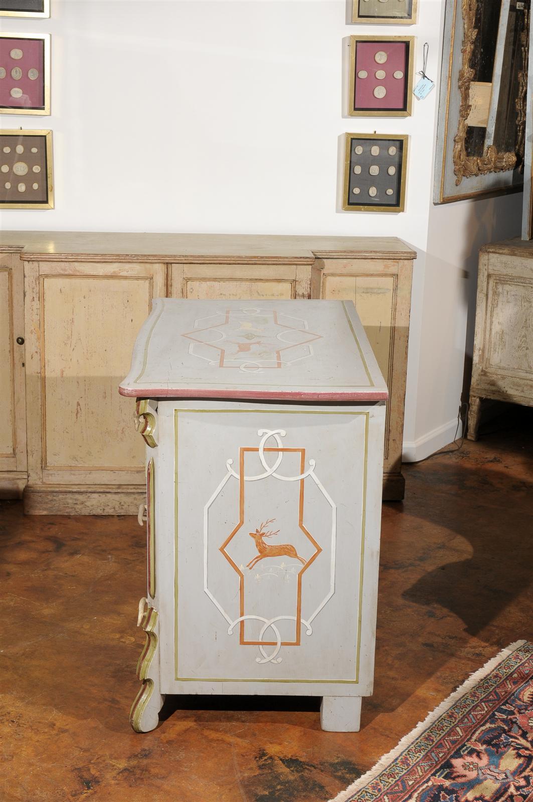 English 1900s Stags and Dogs Painted Three-Drawer Commode with Antlers Handles 5