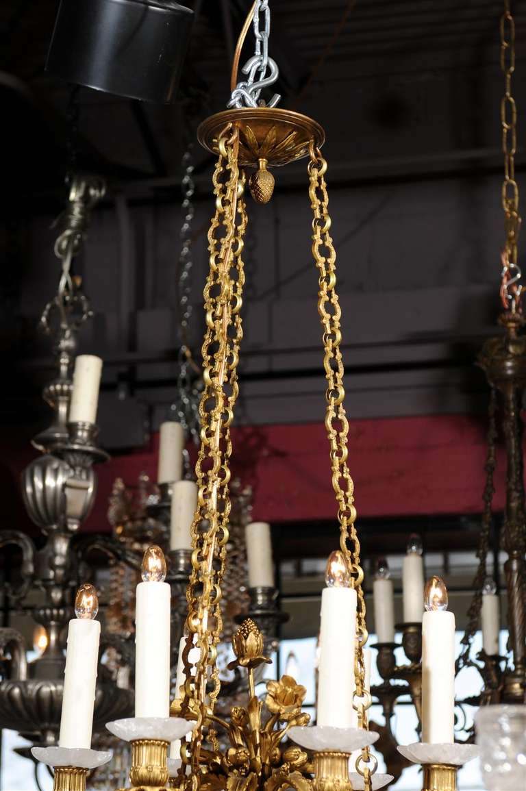 Antiker Kronleuchter. Kronleuchter aus vergoldeter Bronze und Bergkristall (Französisch) im Angebot