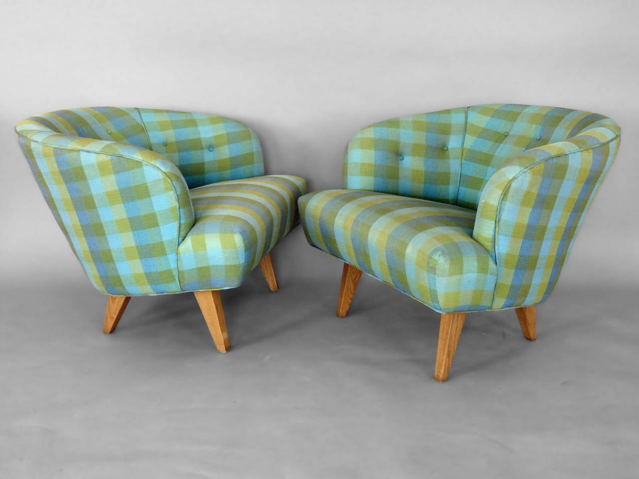 Paar Modernist Barrel Back Club Lounge Chairs im Zustand „Gut“ im Angebot in Ferndale, MI