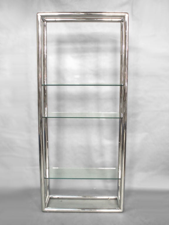 Scaffale in vetro e acciaio inox lucido, possibilmente a passo. Cinque ripiani in vetro da 3/8 di spessore più la parte superiore e inferiore. Alcune scheggiature sul bordo del vetro nei punti di montaggio.