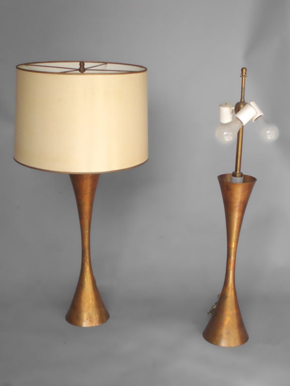 Mid-Century Modern Paire de lampes de bureau en laiton en forme de sablier par Stewart Ross James en vente