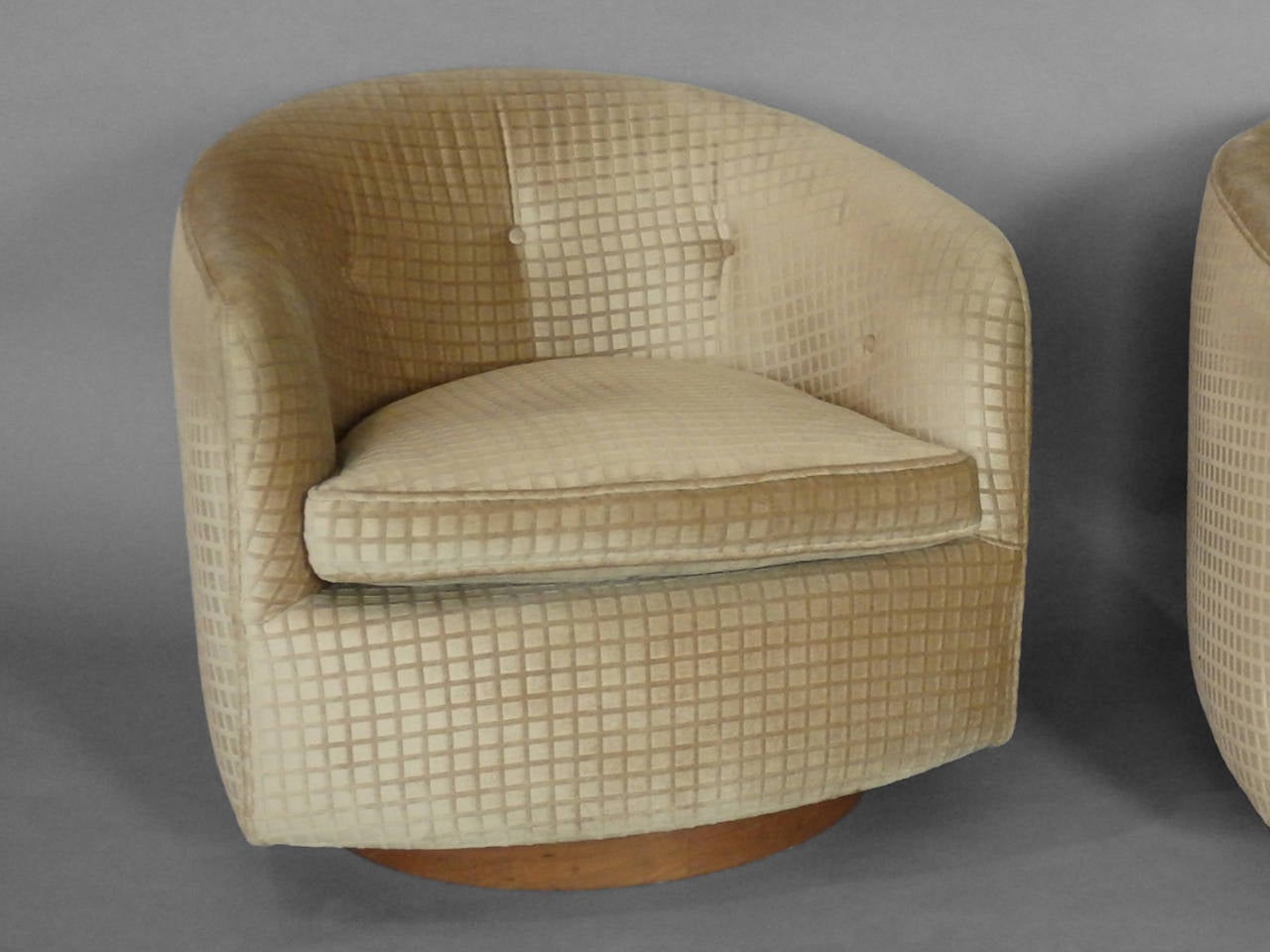 Pair of Milo Baughman Swivel Barrel Chairs In Excellent Condition In Ferndale, MI