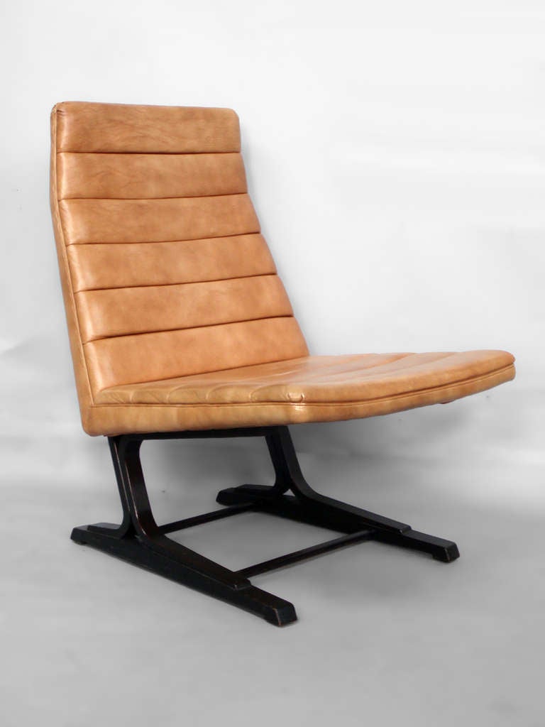 Walnut frame leather lounge chair by Roger Sprunger for Dunbar.