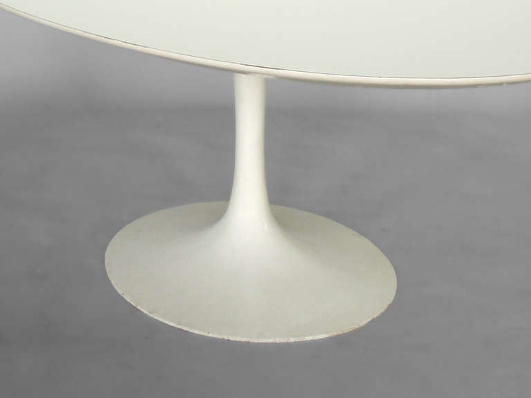 Large White Oval Dining Table by  Eero Saarinen for Knoll In Good Condition In Ferndale, MI