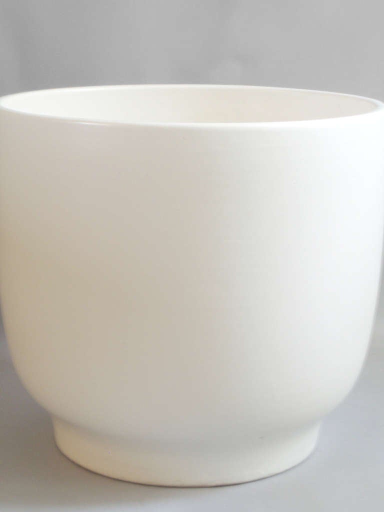Large Matte White Planter Pot by Gainey Pottery In Excellent Condition In Ferndale, MI