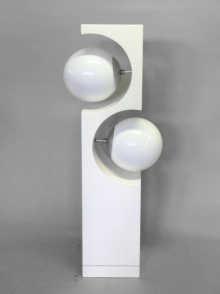 Op Pop Mod White Lacquered Round Globe Table Lamp by Modeline.
Base