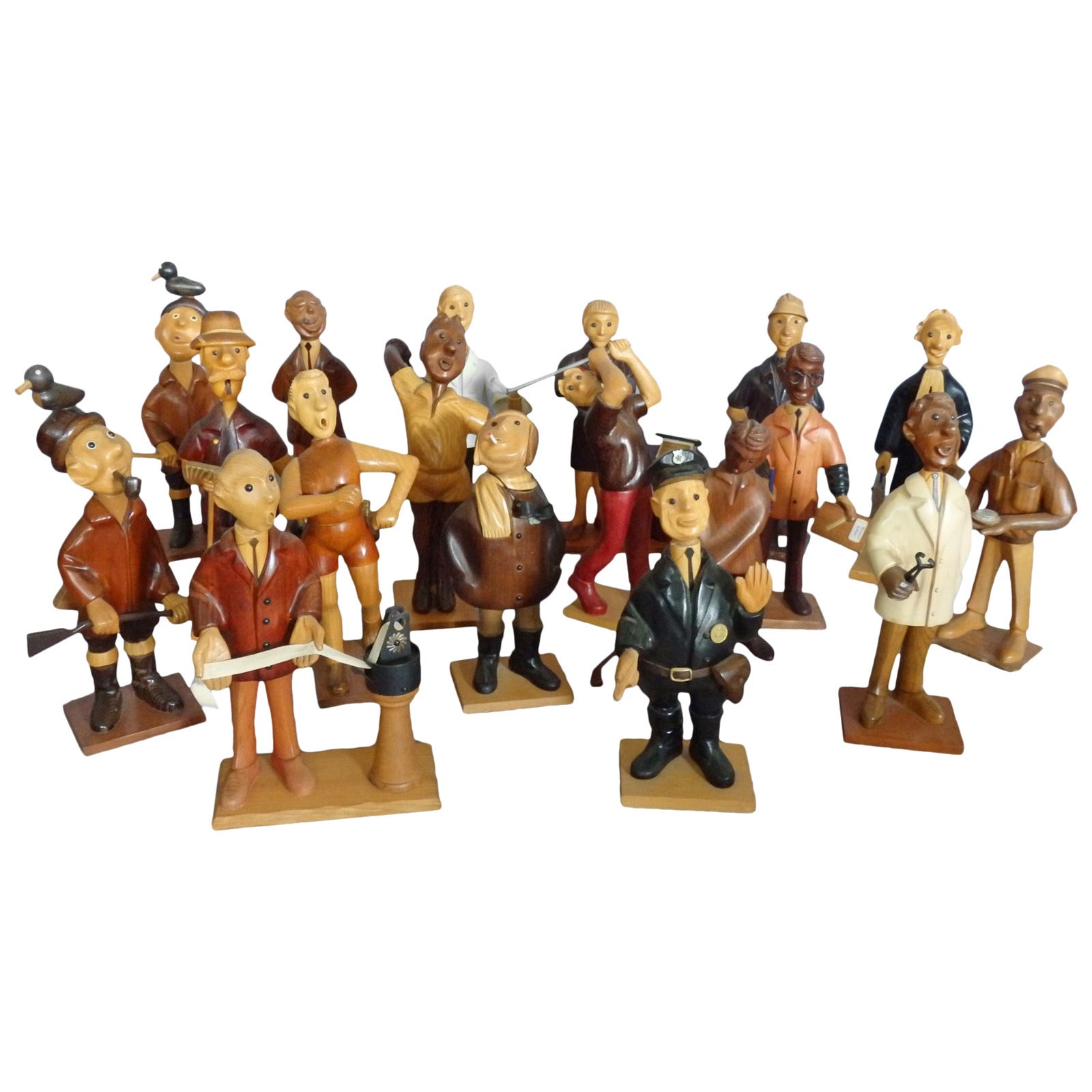 Collection de personnages de village fantaisistes en bois sculpté