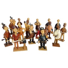 Colección de aldeanos caprichosos tallados en madera
