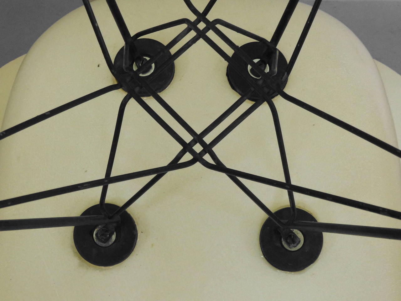 Früher großer Biskuit Eames Zenith Elfenbein DAR Glasfaserstuhl auf Eiffelturm-Sockel (Moderne der Mitte des Jahrhunderts) im Angebot