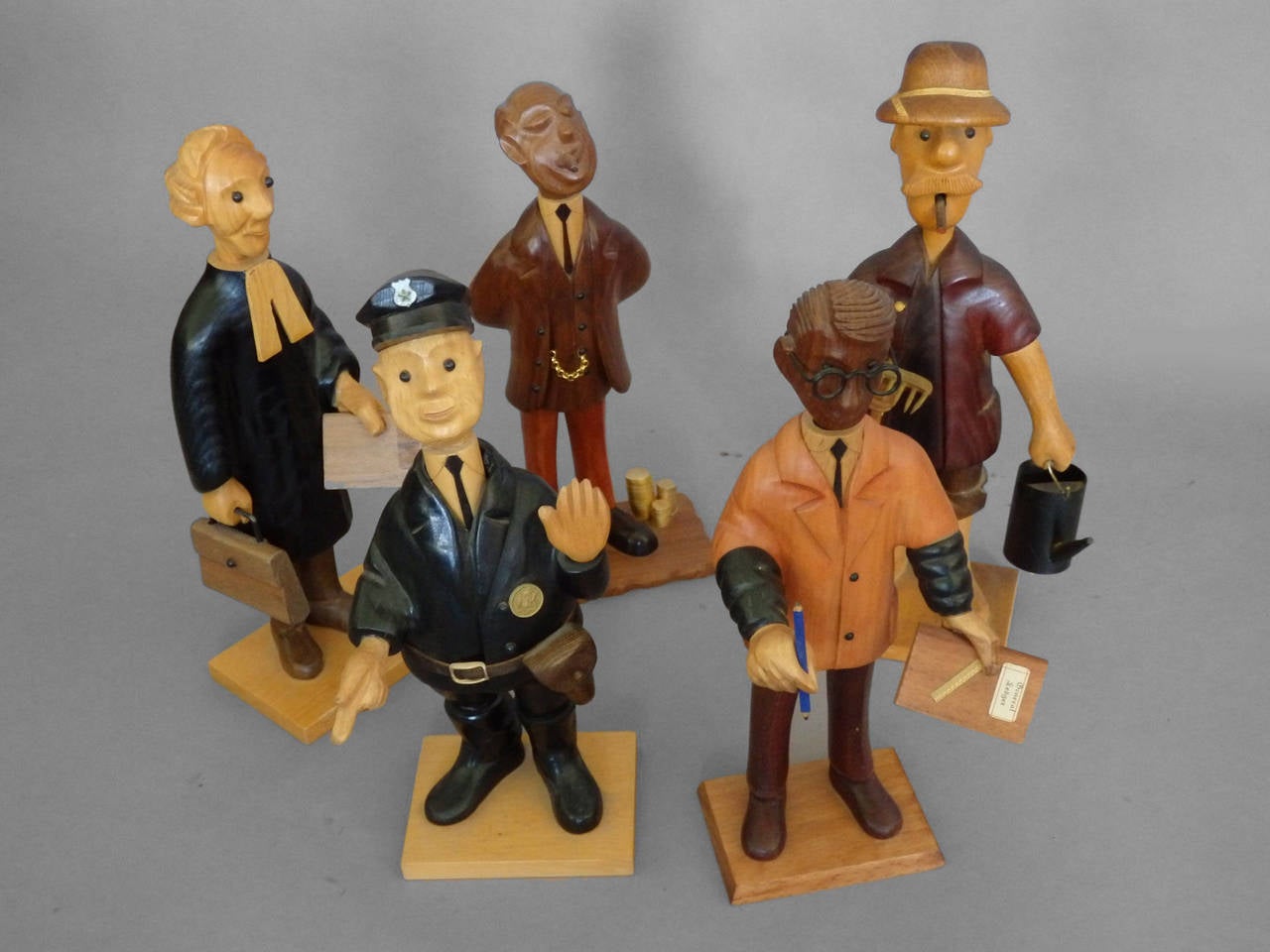 italien Collection de personnages de village fantaisistes en bois sculpté en vente