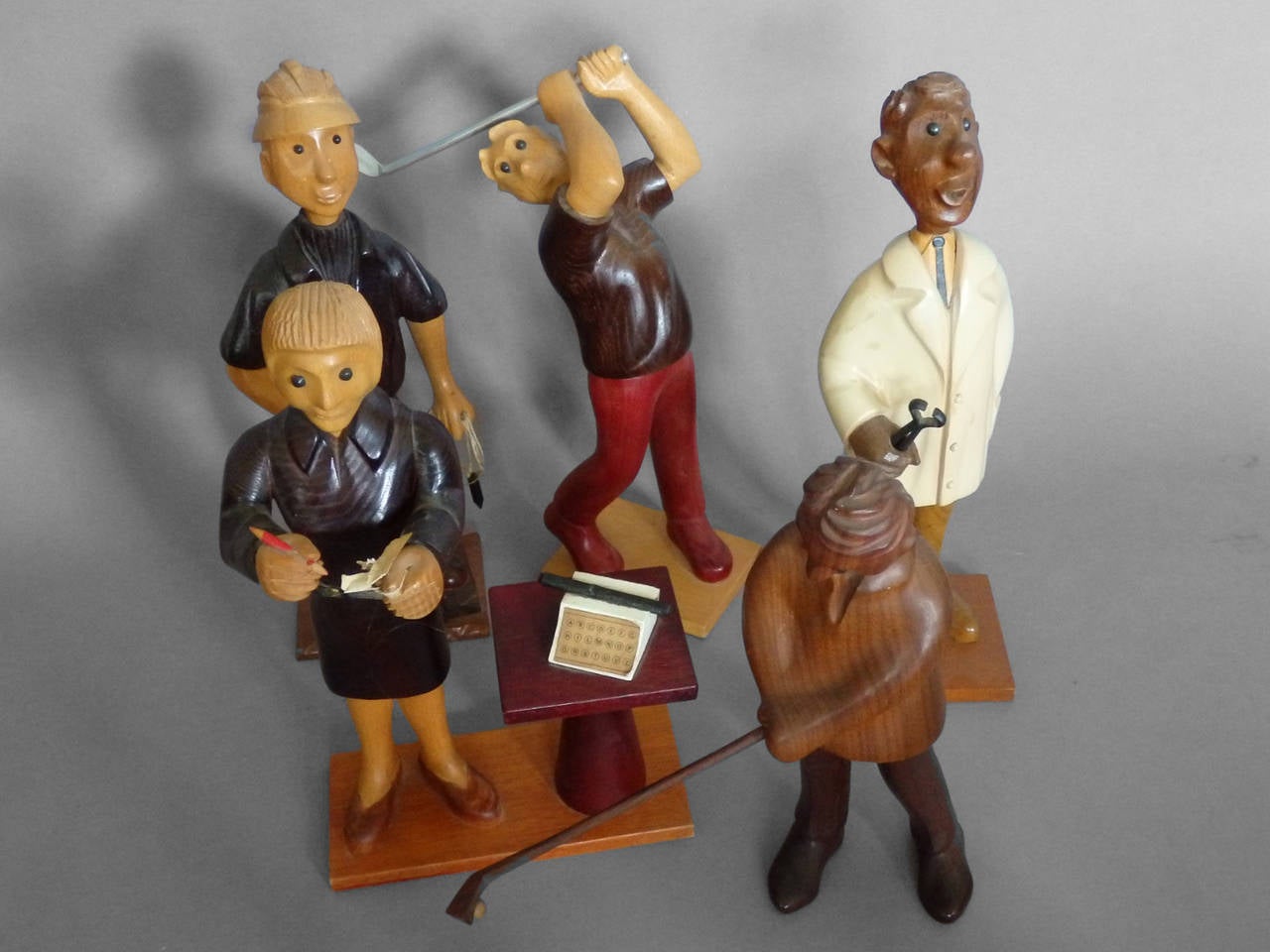 Collection de personnages de village fantaisistes en bois sculpté Excellent état - En vente à Ferndale, MI