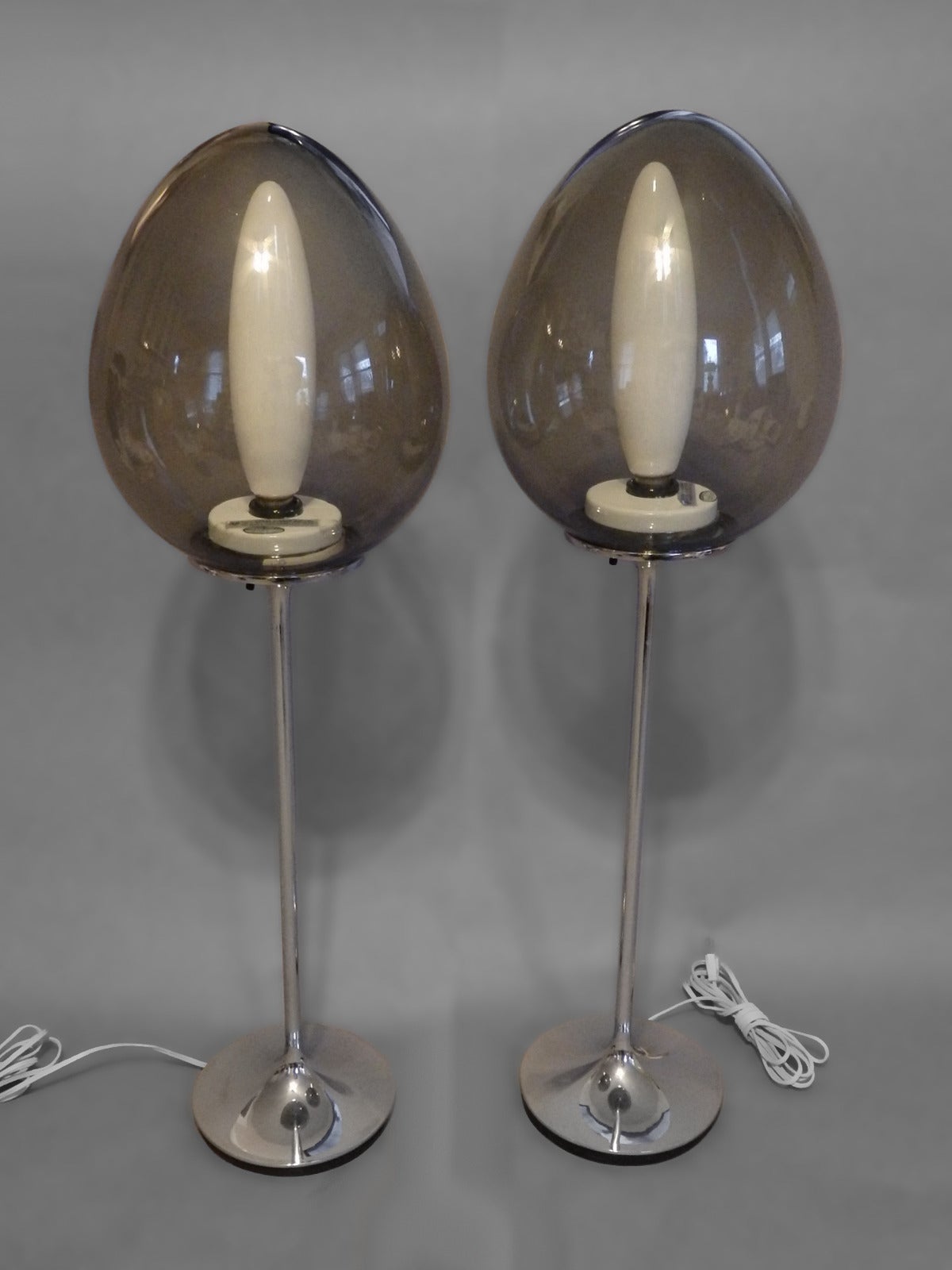 Paire de lampes stemlite de Bill Curry pour Design Line. Grandes bases chromées avec globes en verre fumé. Les ampoules originales Tapio Wirkkala sont toujours en place. Tous en bon état d'origine