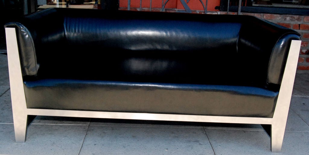 Grand prototype de canapé ou de sofa conçu par Tom Ford et William Sofield. Développée au Studio Sofield US, la collaboration. 

Rembourré en vinyle noir.

Cadre en acier inoxydable. (NOTER LE POIDS D'ENVIRON 300 LIVRES).