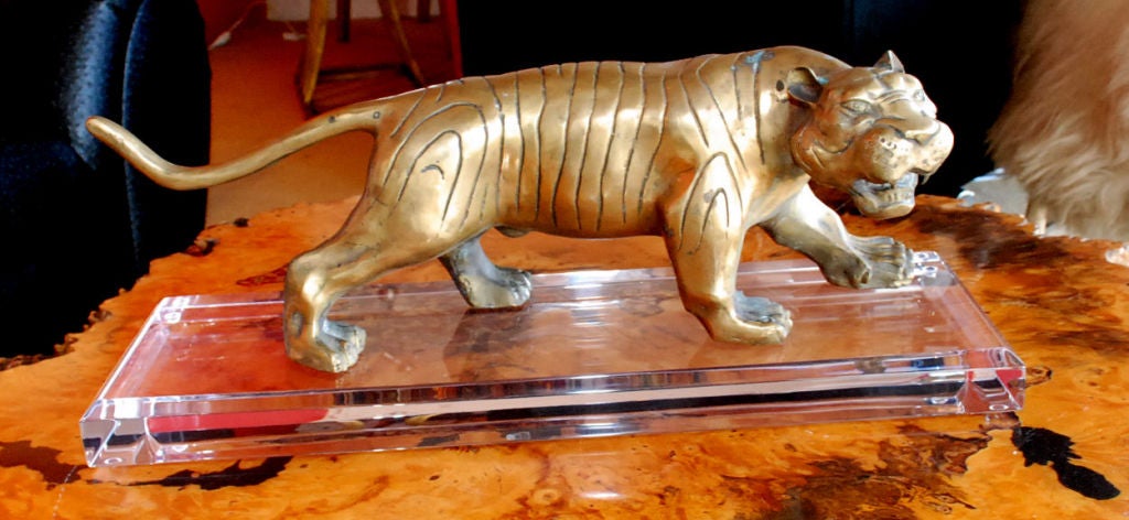 Sculpture de tigre en laiton sur base en Lucite.