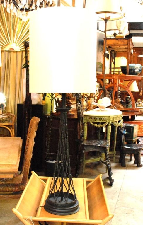 Lampe de table française forgée à la main et peinte en noir, avec abat-jour en soie personnalisé.