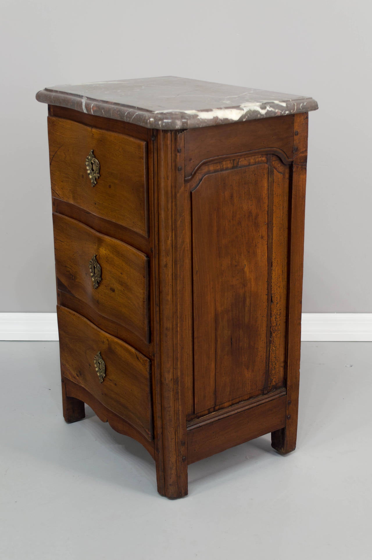 18th c. French Louis XV Style Petite Commode or Chest of Drawers In Good Condition In Winter Park, FL