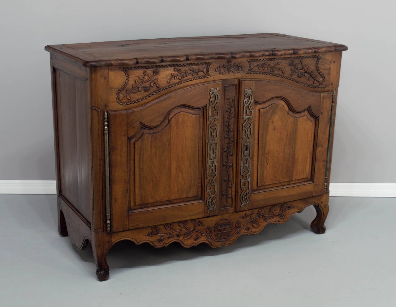 18th Century French Louis XV Buffet Provençal or Sideboard 3