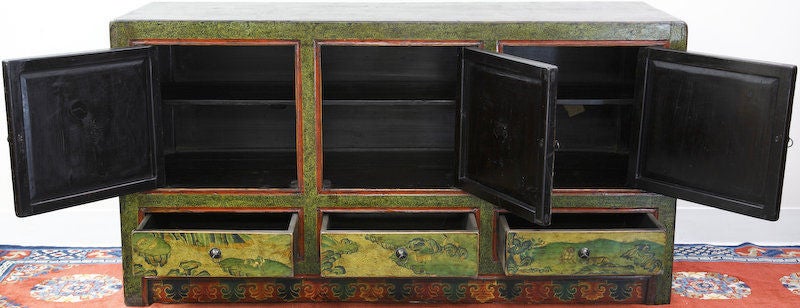 Superbe buffet à trois portes et trois tiroirs, peint à la main, datant du dernier quart du XIXe siècle - fin des Qing.<br />
<br />
PLUS D'ANTIQUITÉS DISPONIBLES SUR WWW.OFLEURY.COM