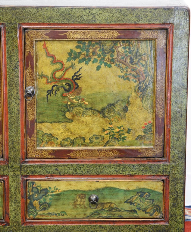 XIXe siècle Meuble de rangement tibétain à trois portes peint à la main