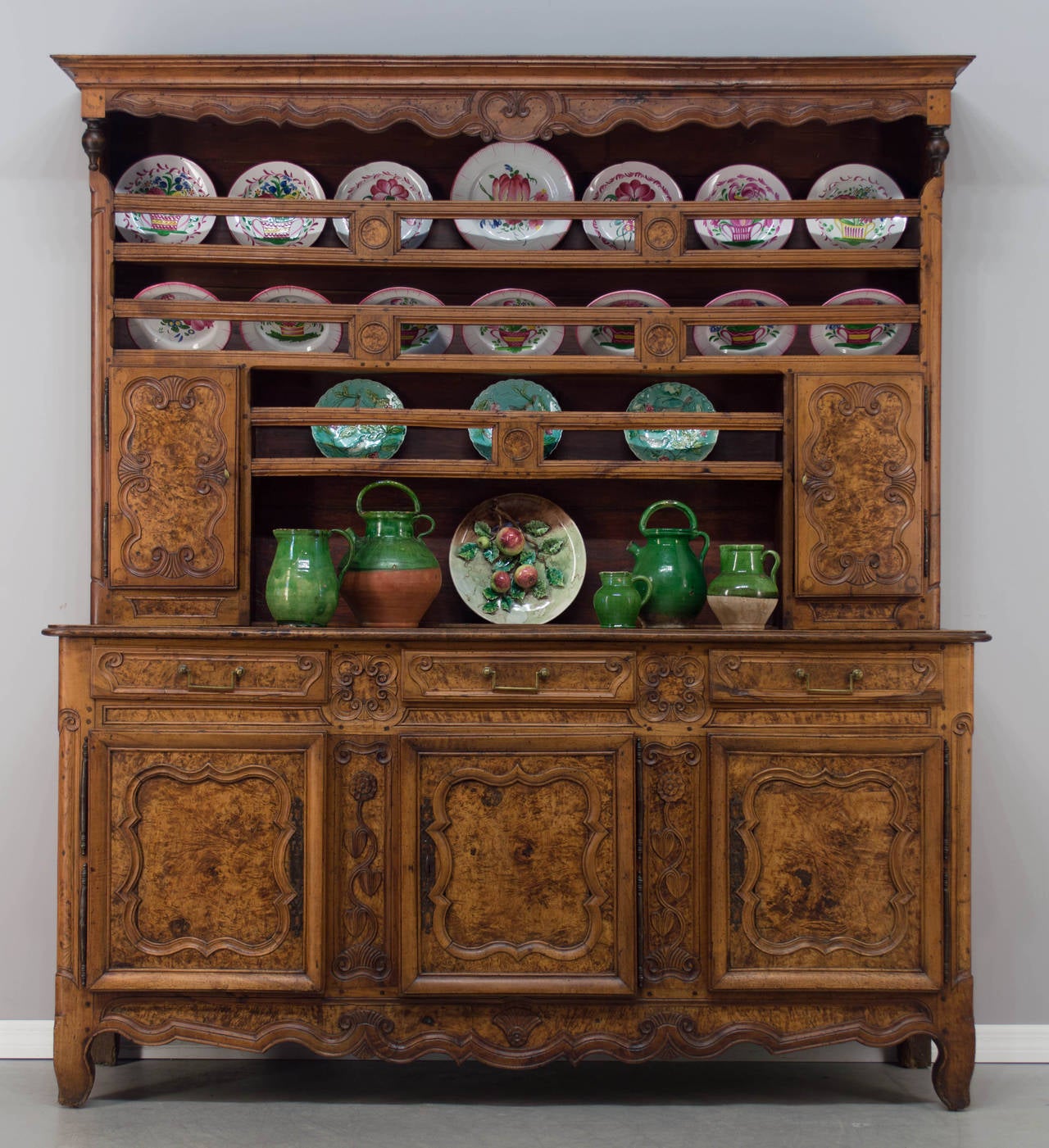 18th century French vaisselier or sideboard with plate rack from Burgundy (Pays of Bresse). Made of solid walnut and burl of elm, pegged construction and dovetailed drawers. Elaborately decorated with nicely carved details and beautiful burl wood.