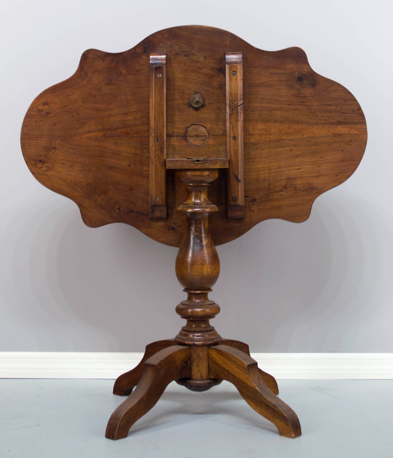 19th Century French Walnut Gueridon or Tilt-Top Table In Excellent Condition In Winter Park, FL