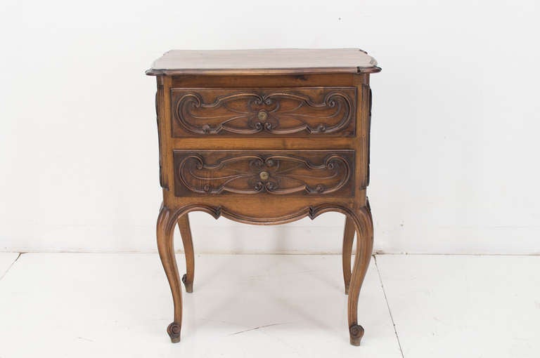 19th c.French Louis XV Style Walnut Side Table In Excellent Condition In Winter Park, FL