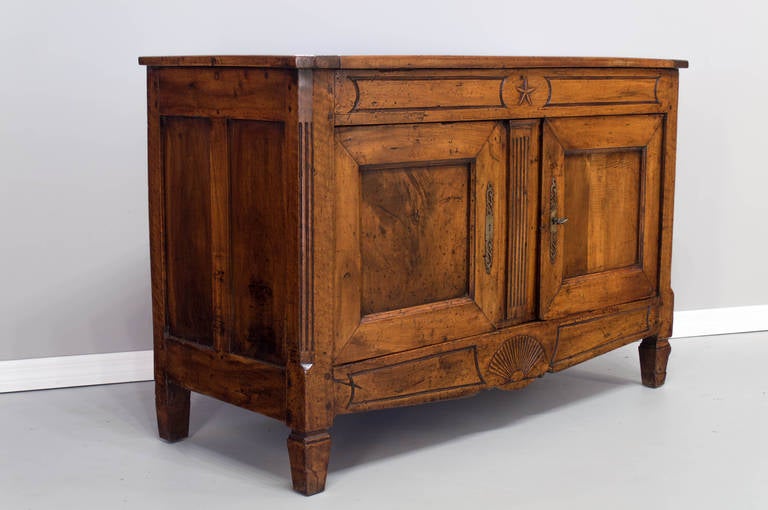 An early walnut two-door buffet from Provence, with square panels doors. Originally, this buffet had a dough box inside and the box part was removed a while ago. Despite some restorations on the legs, this buffet retains a beautiful warm waxed