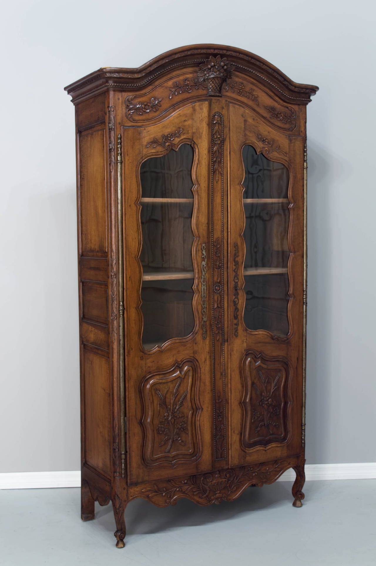 Early 20th Century French Louis XV Style Vitrine In Excellent Condition In Winter Park, FL