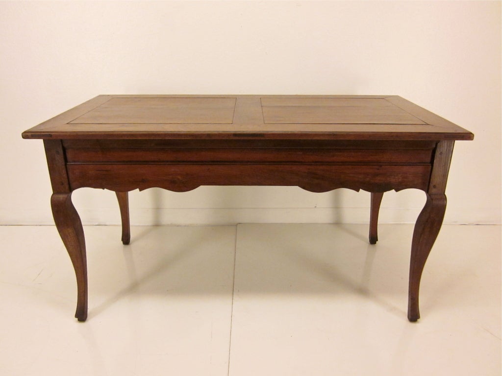 An original pétrin made of oak from the east side of France with a removable top, pegged and mortise construction. Warm patina. Coude be used as a sofa table. The height of the apron on the end is 20
